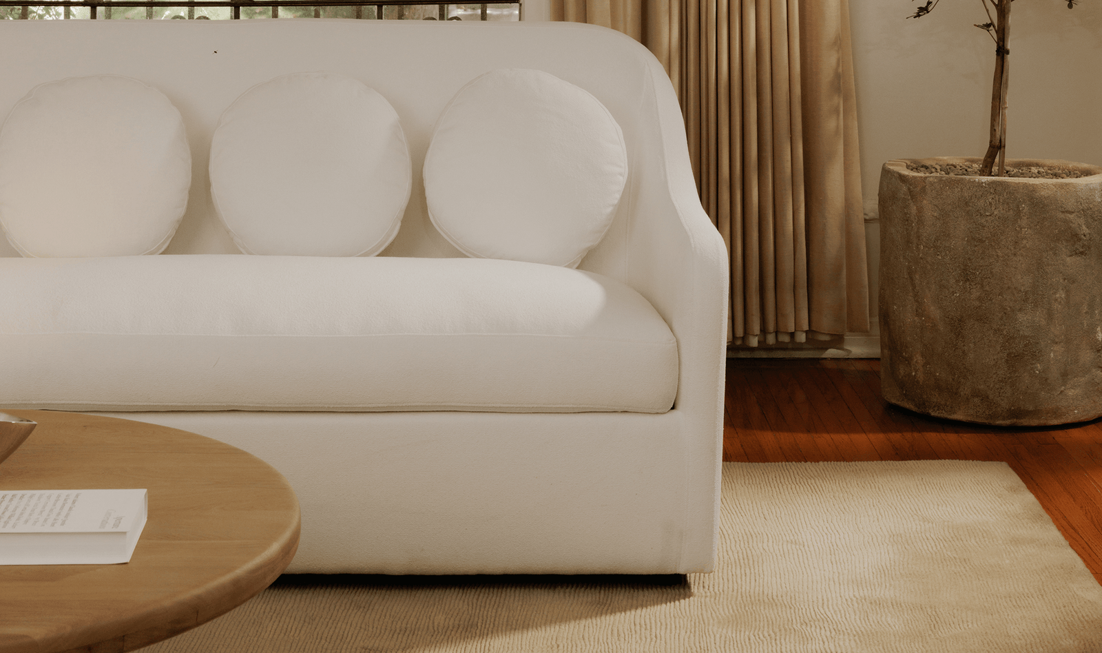 Rialto Sofa White – Mid-Century Inspired 5-Pillow Couch